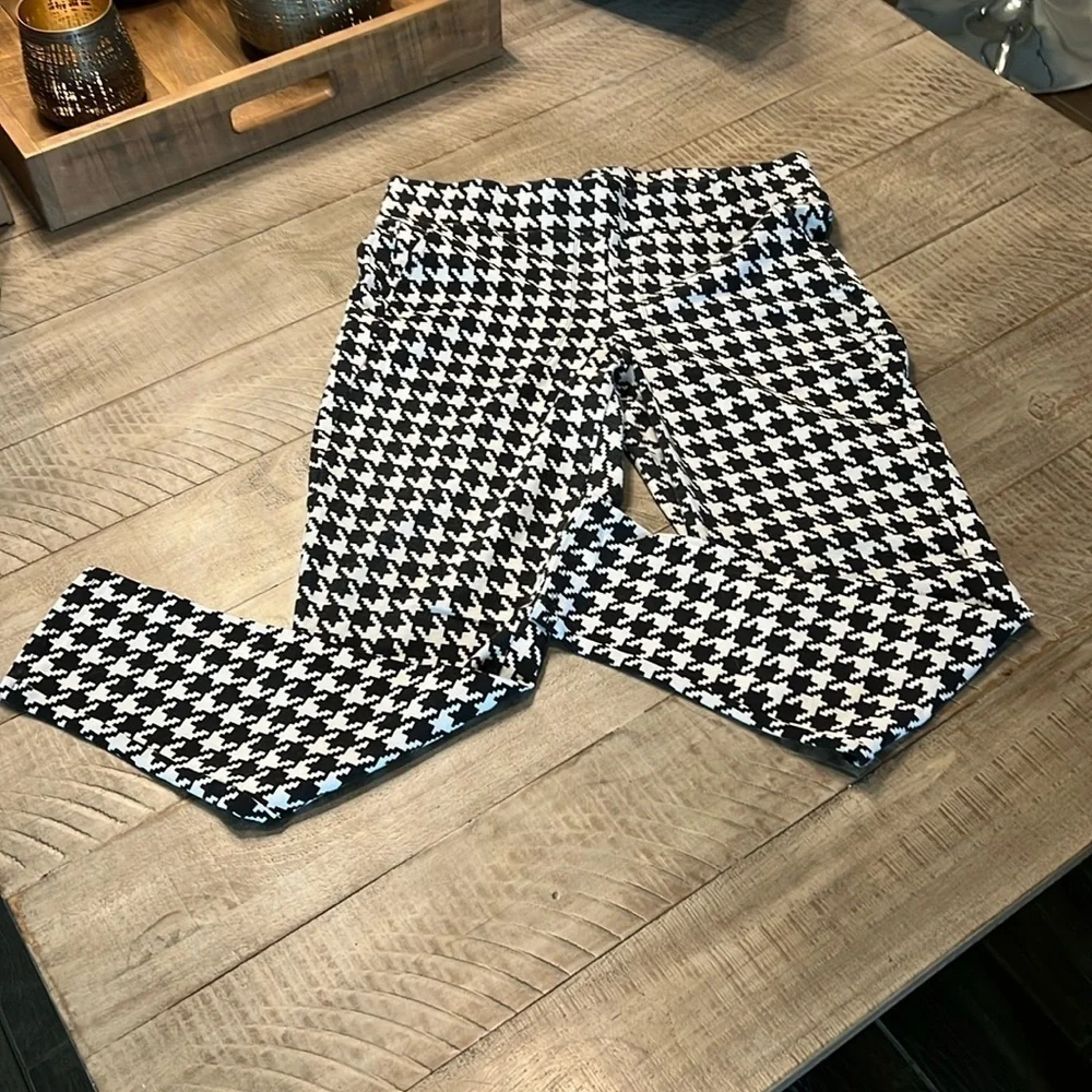 TORRID EUC…only worn once. Black and white houndstooth print leggings.
